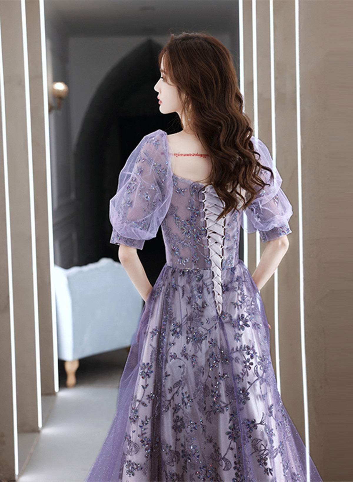 Vestido de fiesta morado de tul con escote en forma de corazón y mangas cortas 