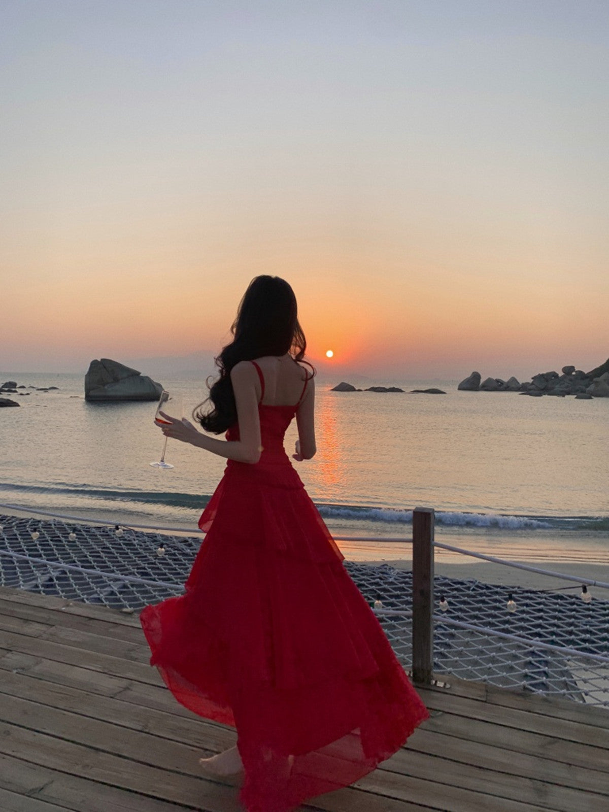 Vestido de fiesta de gasa roja con capas y tirantes en forma de corazón 