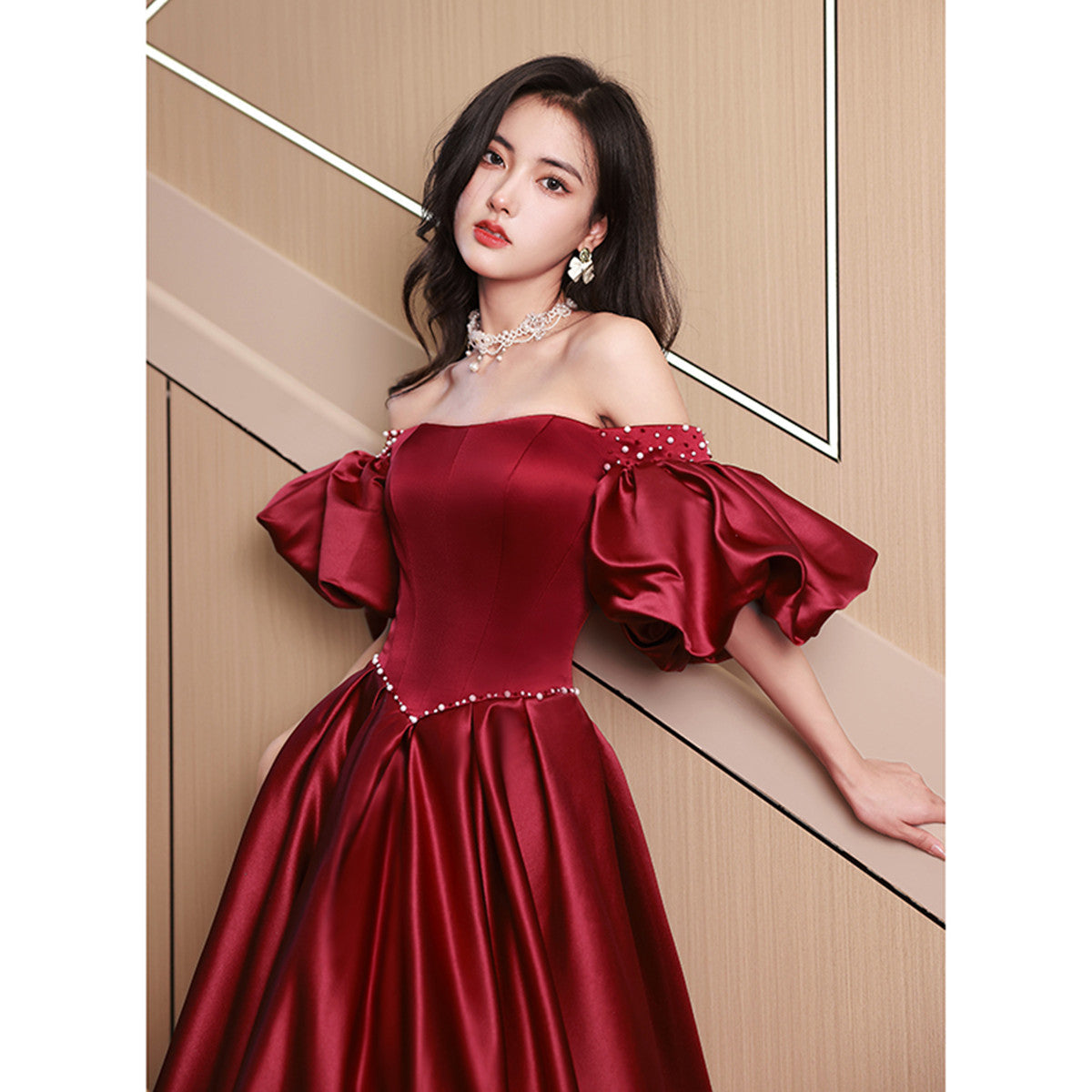 Vestido de fiesta largo elegante de satén rojo vino con cuentas 