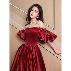 Vestido de fiesta largo elegante de satén rojo vino con cuentas 