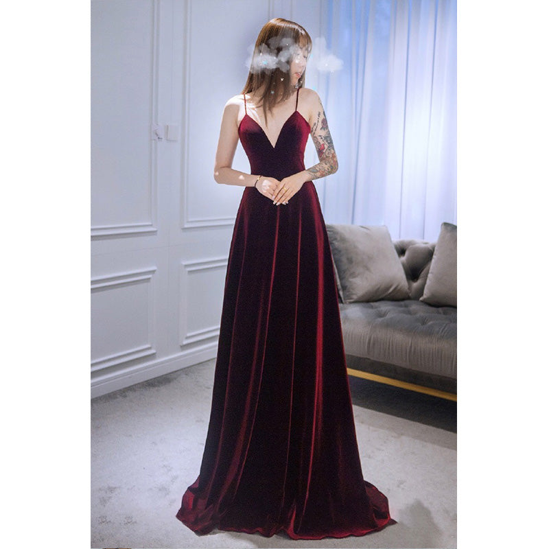 Encantador vestido de fiesta largo con tirantes de terciopelo rojo vino 