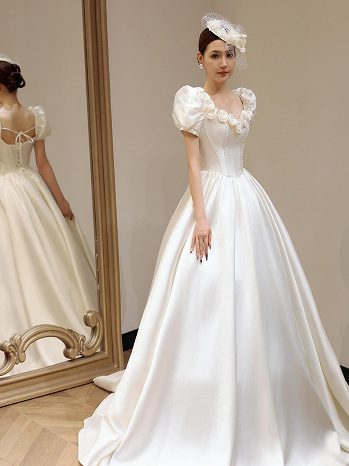 Vestido de fiesta largo de satén blanco con mangas cortas y flores y cuentas 