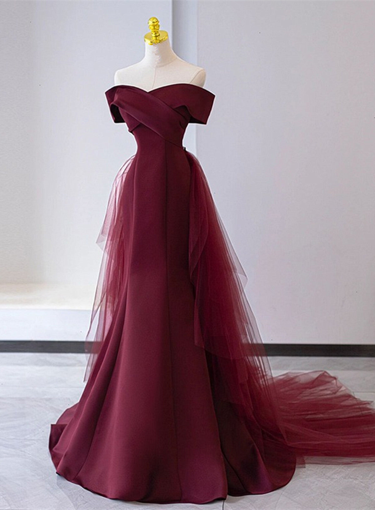 Vestido formal largo de satén con cordones y corte sirena encantador 