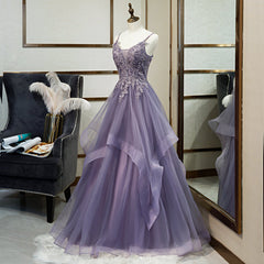 Vestido formal largo con capas de tul morado 