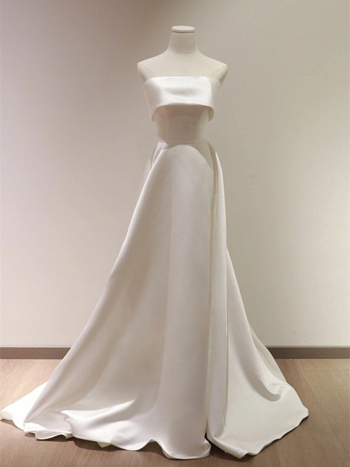 Vestido formal largo de satén blanco sin tirantes, corte A 