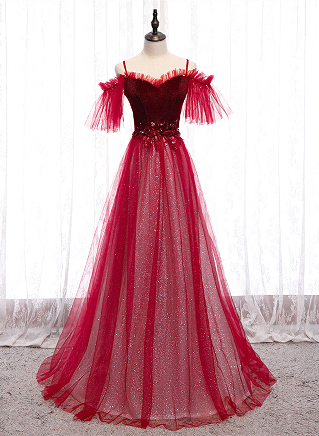 Vestido de fiesta de terciopelo y tul rojo vino con hombros descubiertos 