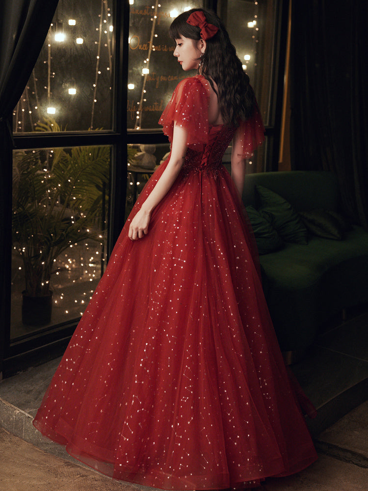 Vestido de fiesta largo de tul con encaje y mangas cortas en color rojo vino 