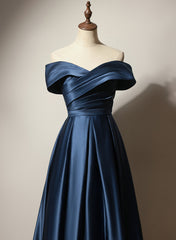 Vestido de fiesta largo de satén azul marino con corte A 