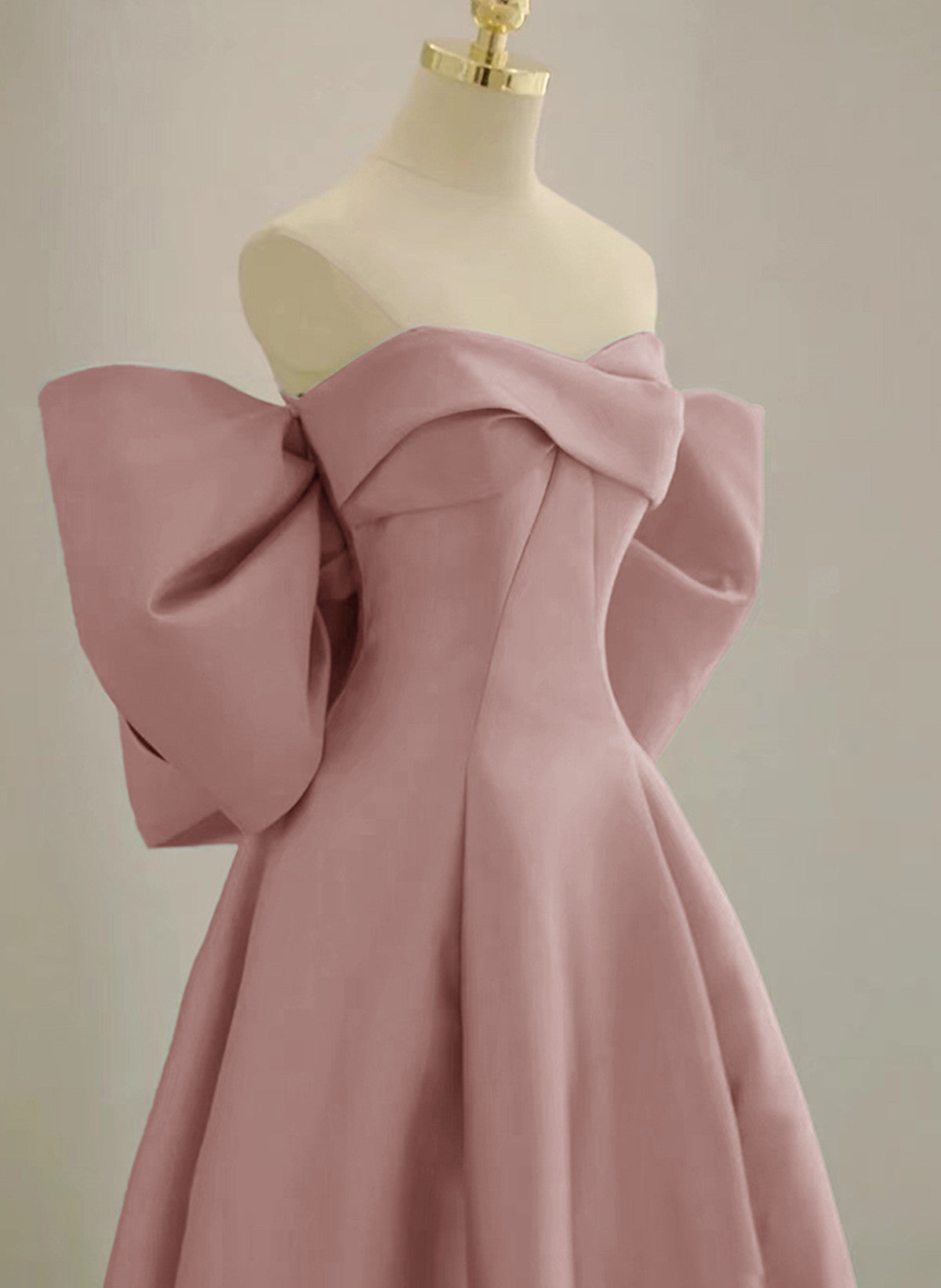 Vestido de fiesta largo y sencillo de satén rosa con hombros descubiertos 