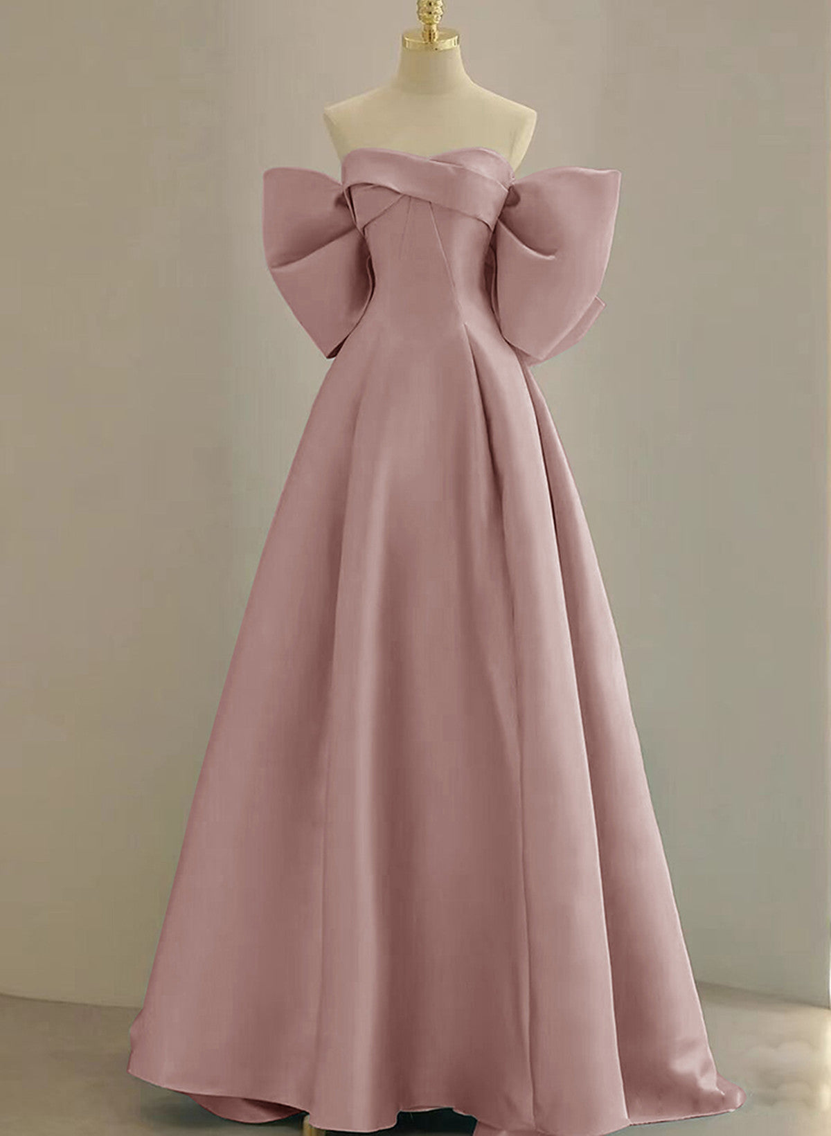 Vestido de fiesta largo y sencillo de satén rosa con hombros descubiertos 