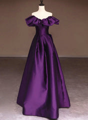 Vestido de noche largo de satén morado con corte en A y hombros descubiertos 