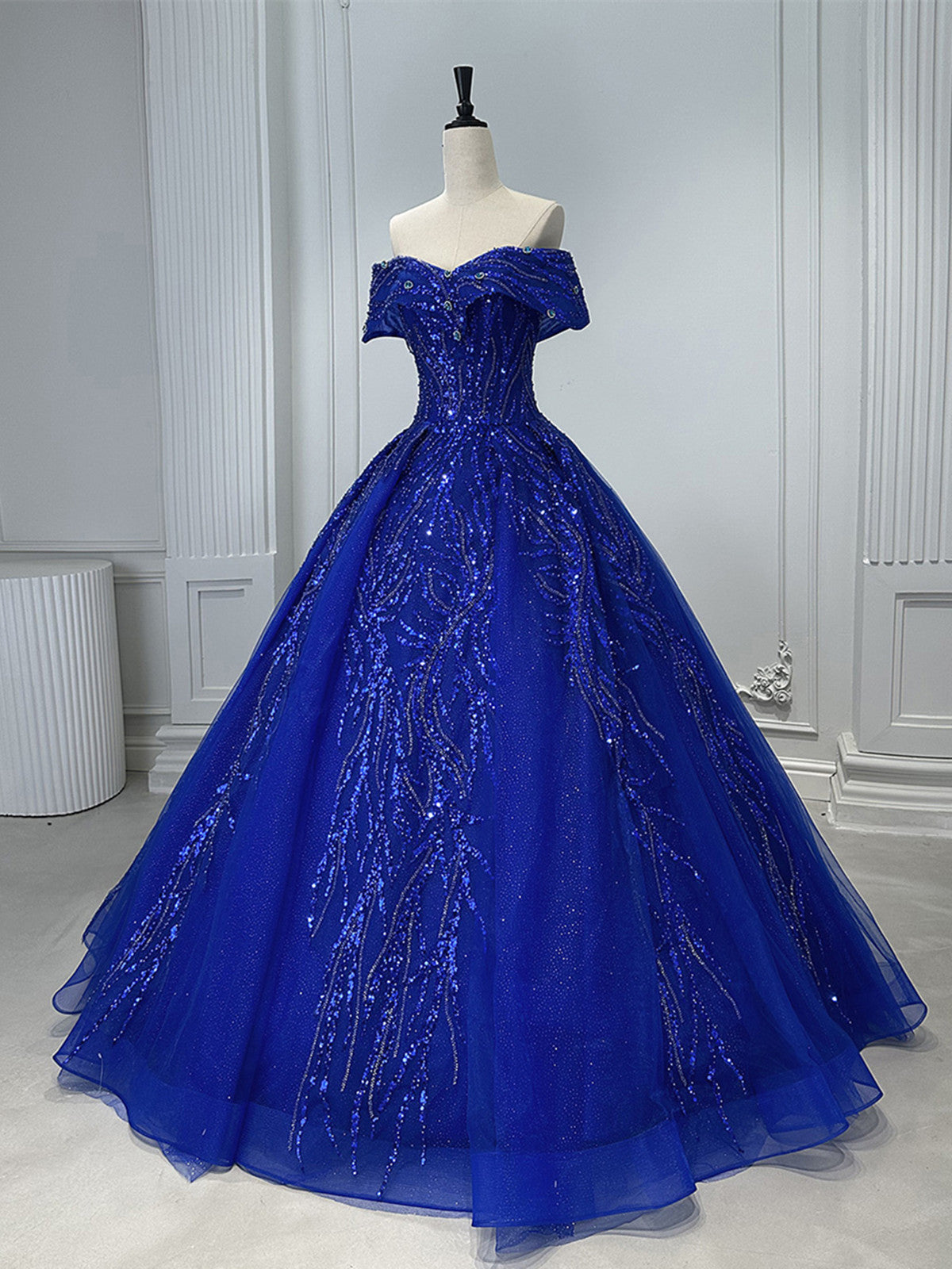 Vestido formal largo de tul y cuentas en color azul 