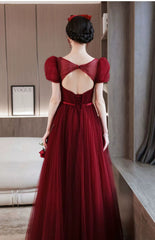 Vestido de fiesta de tul de manga corta con cuentas de color rojo vino 