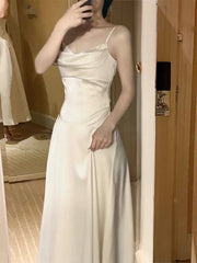 Vestido de fiesta blanco de satén con tirantes en forma de A y largo hasta el suelo 