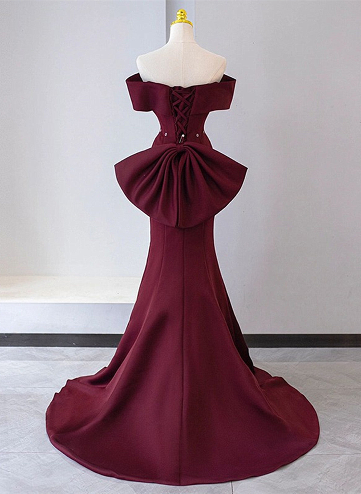 Vestido formal largo de satén con cordones y corte sirena encantador 