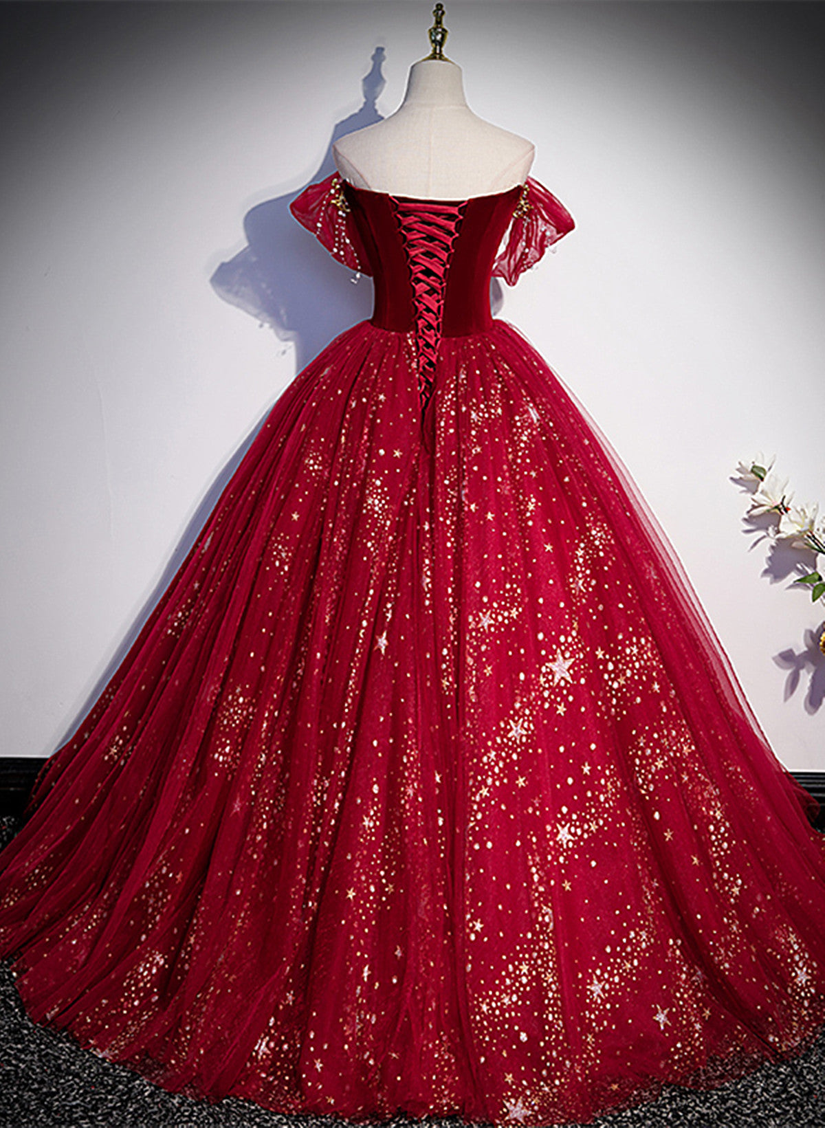 Vestido de fiesta de tul rojo vino con escote en forma de corazón y cuentas 