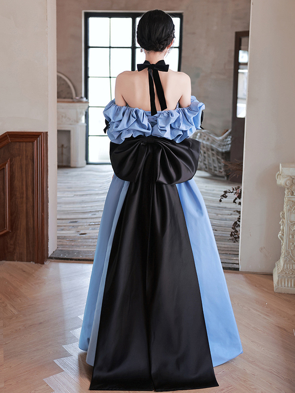 Vestido de fiesta largo de satén azul con hombros descubiertos y encaje negro 