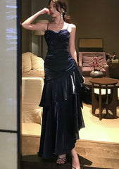 Vestido de noche largo azul marino con escote corazón y tirantes de sirena 