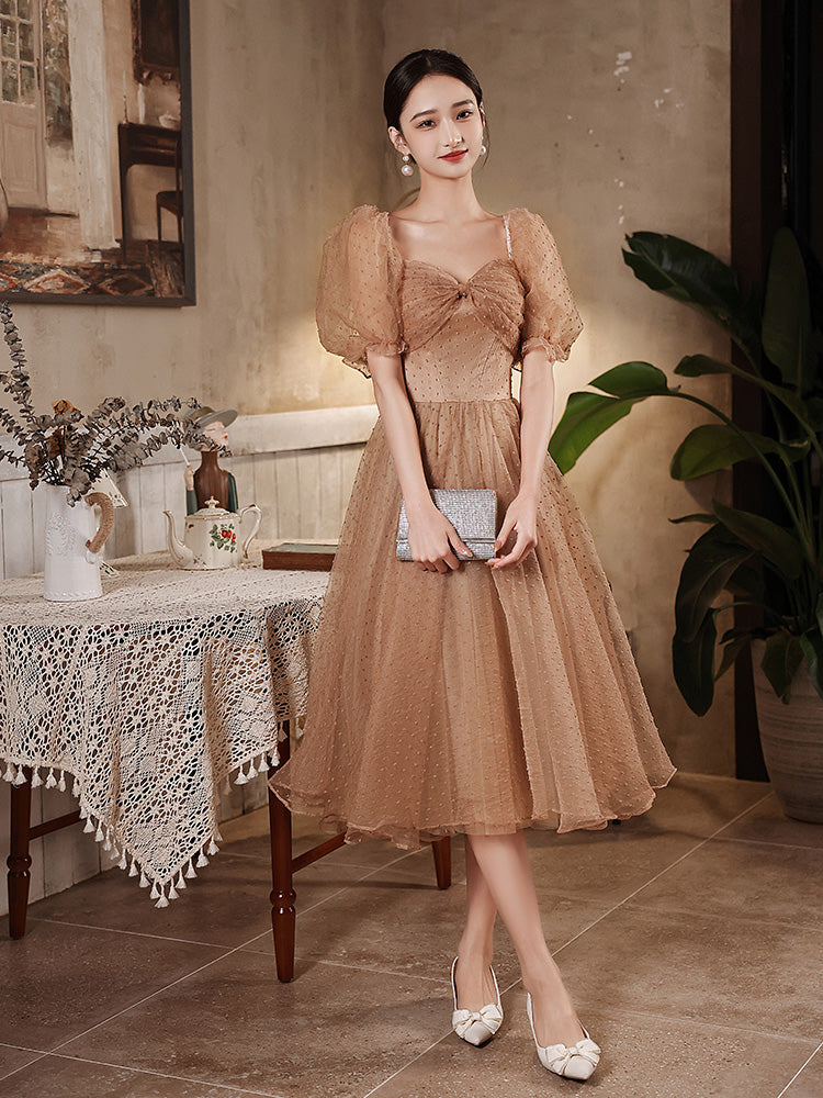 Vestidos de fiesta color champán, largos hasta la rodilla y hombros descubiertos 