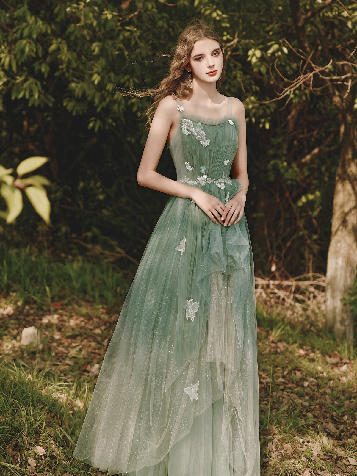 Precioso vestido de fiesta largo de tul verde degradado con tirantes 