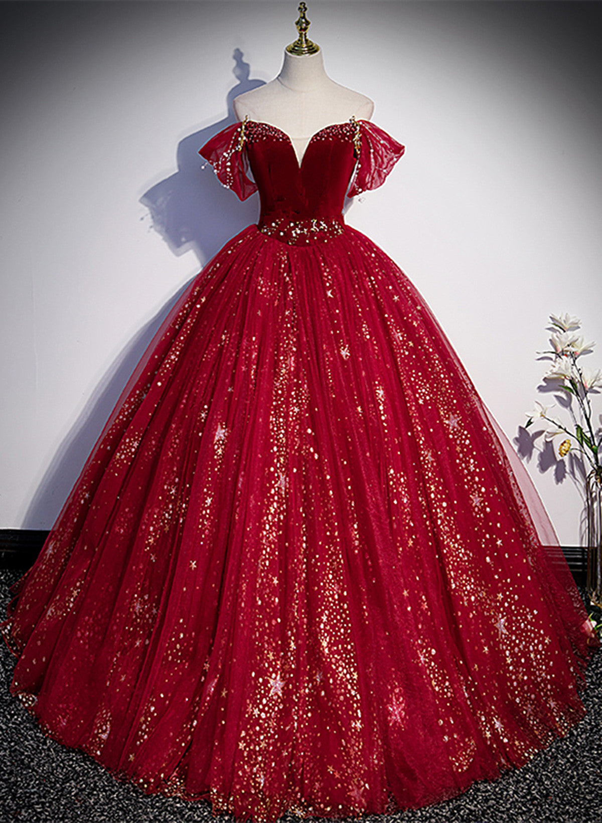 Vestido de fiesta de tul rojo vino con escote en forma de corazón y cuentas 