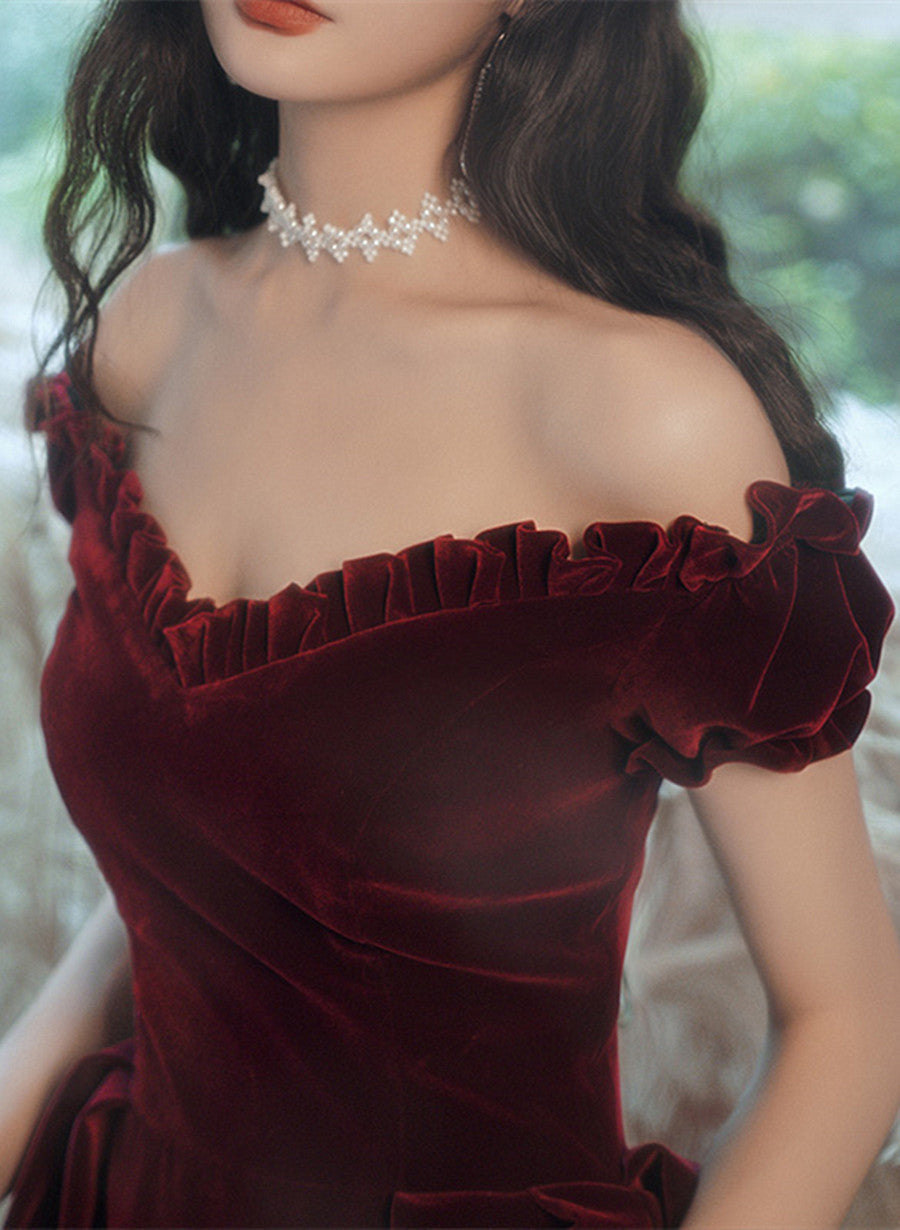 Vestido de fiesta de terciopelo rojo vino con hombros descubiertos y largo hasta la rodilla 