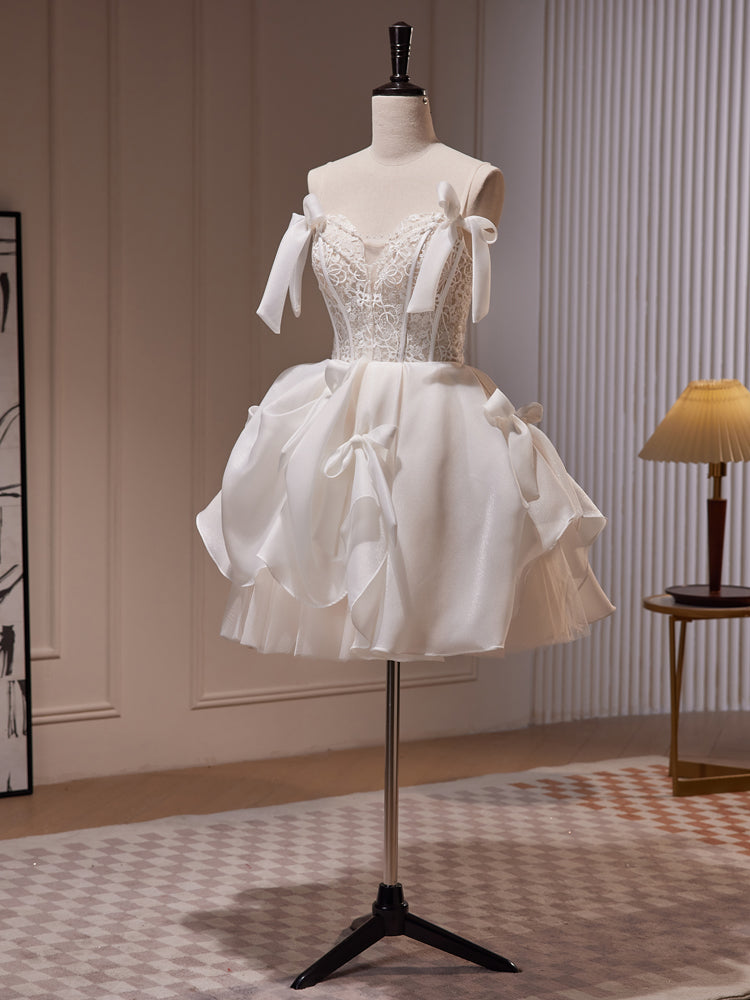 Vestido de fiesta corto de gasa color marfil con tirantes de encaje 