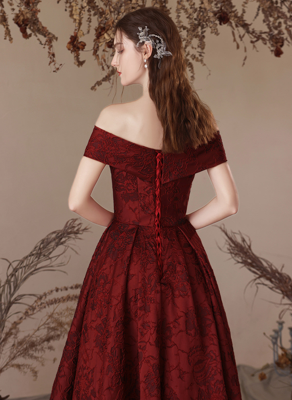Vestido de fiesta sencillo de corte A con hombros descubiertos en color rojo vino 