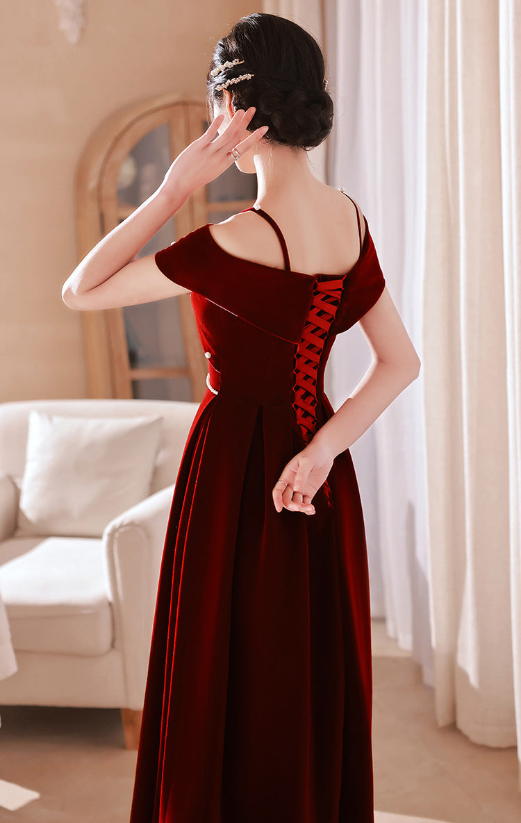 Vestido formal rojo vino con tirantes al descubierto y largo hasta la rodilla 