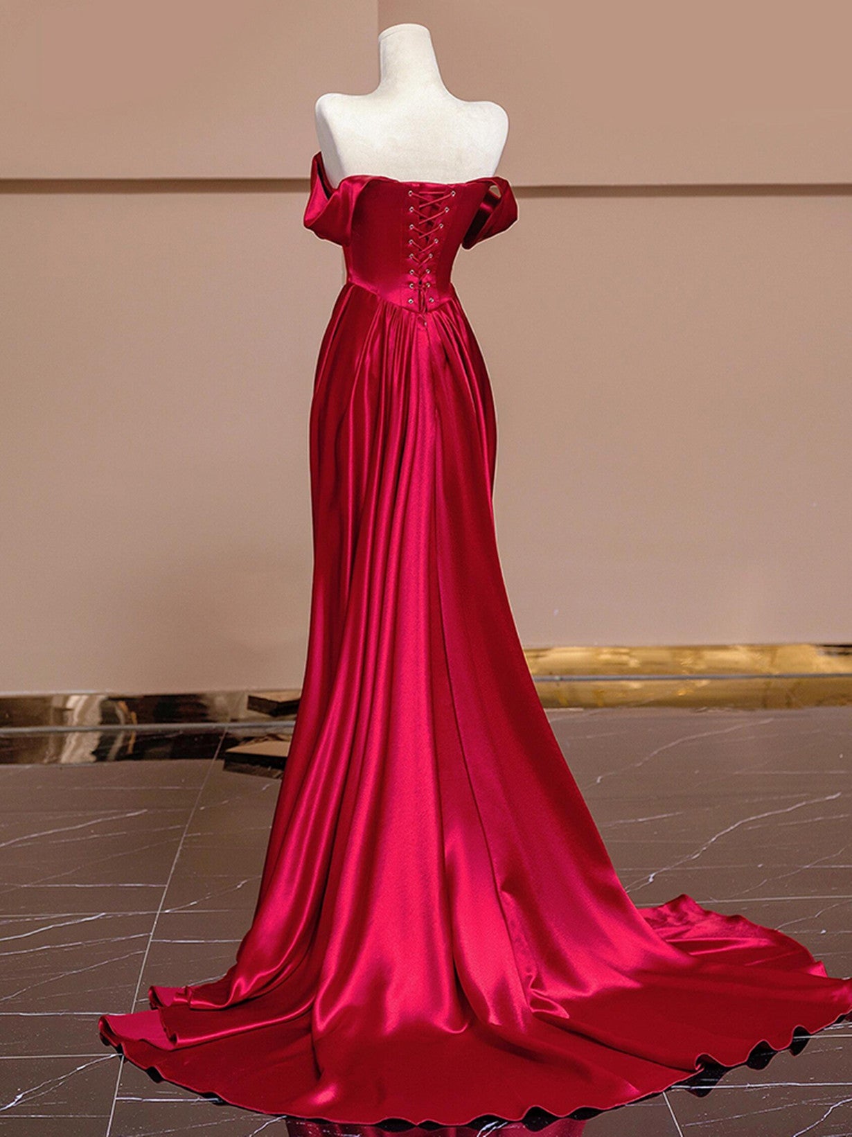 Vestido de noche largo de satén con hombros descubiertos en color rojo vino 