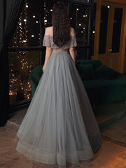 Hermoso vestido de fiesta de tul con hombros descubiertos y cuentas 