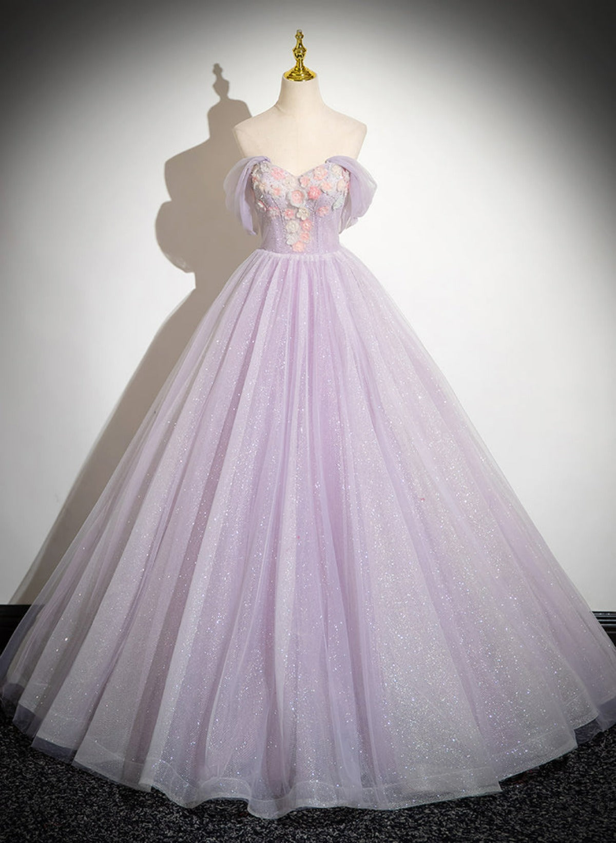 Vestido formal largo con escote en forma de corazón de tul color lavanda y hombros descubiertos 