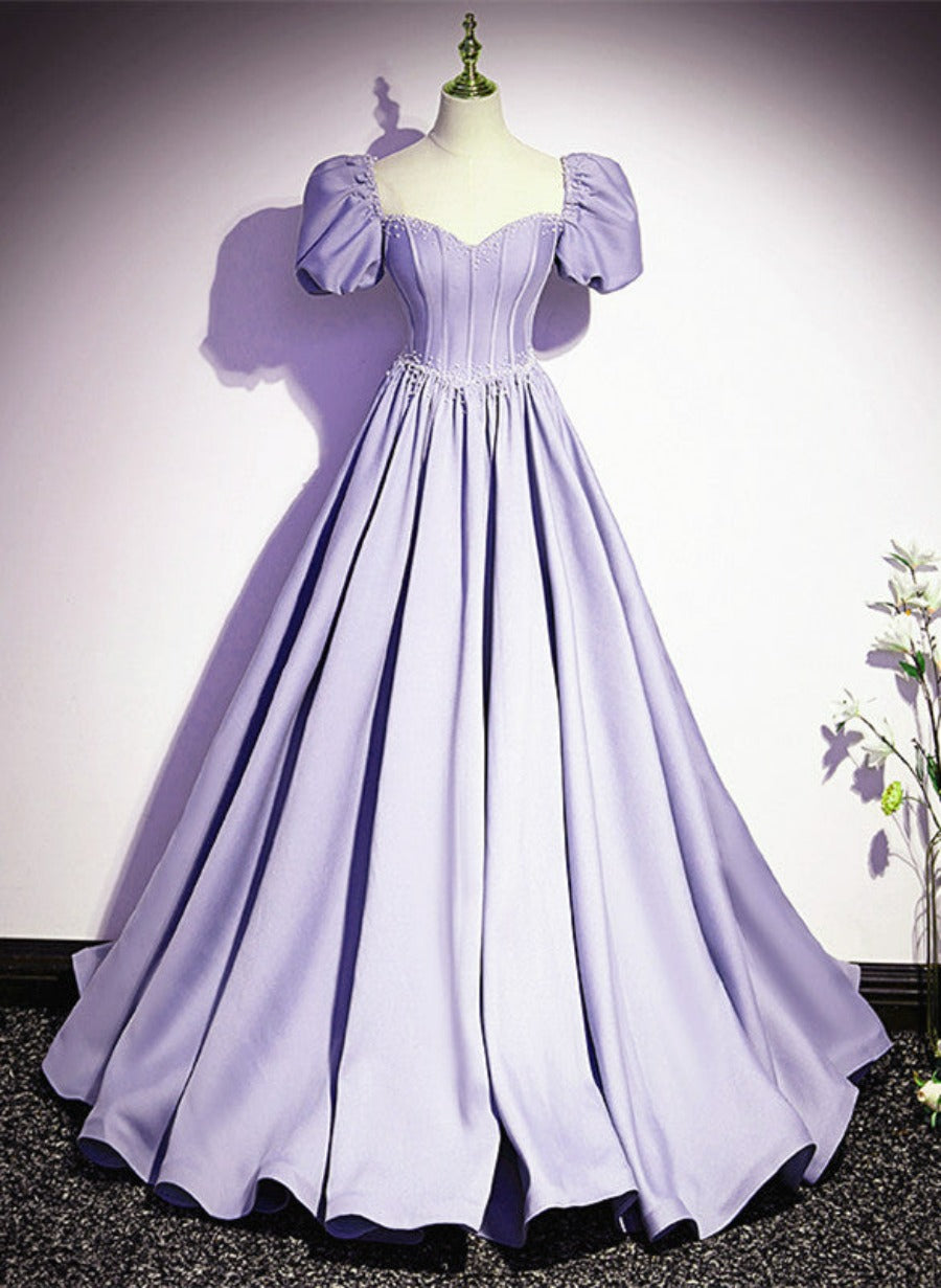 Vestido de fiesta de satén morado claro con mangas cortas y cuentas 