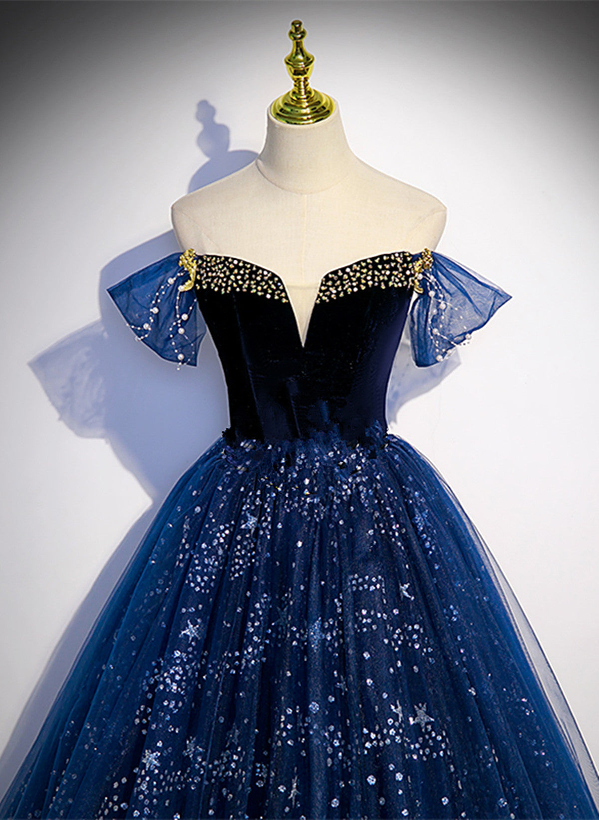 Vestido de fiesta largo de tul azul marino con hombros descubiertos y cuentas 