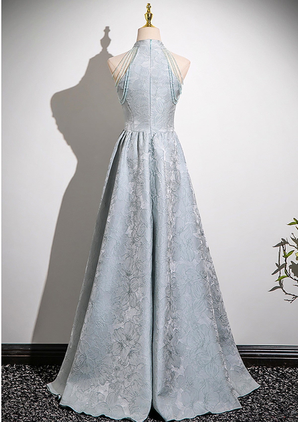 Vestido de fiesta de satén gris plateado con corte A y largo hasta el suelo 