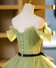 Vestido de fiesta verde de tul con corte A y flores 