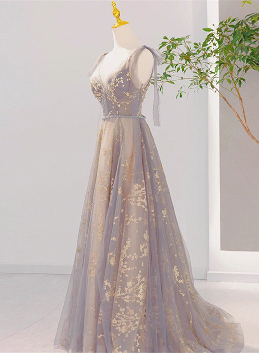 Hermoso vestido formal largo con escote en V y cordones en color champán y gris 