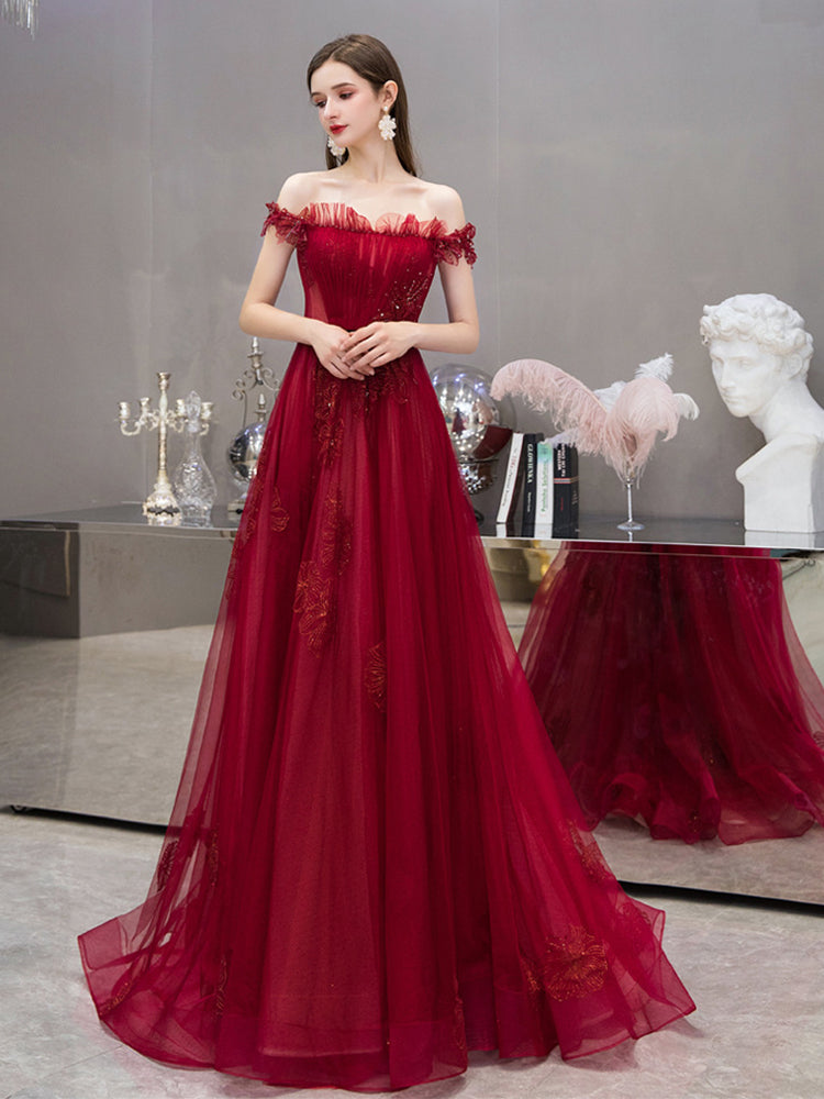 Vestido formal largo de tul con encaje y hombros descubiertos en color rojo vino 