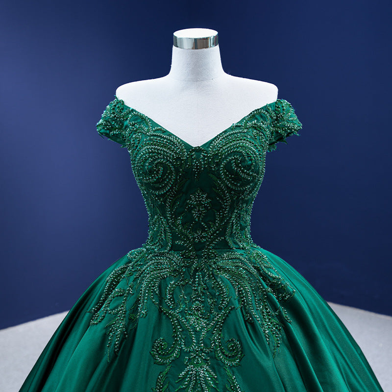 Vestido formal largo de satén verde con cuentas y hombros descubiertos 