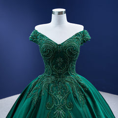 Vestido formal largo de satén verde con cuentas y hombros descubiertos 