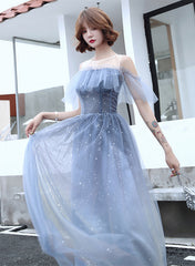 Vestido formal largo de tul azul claro con hombros descubiertos 