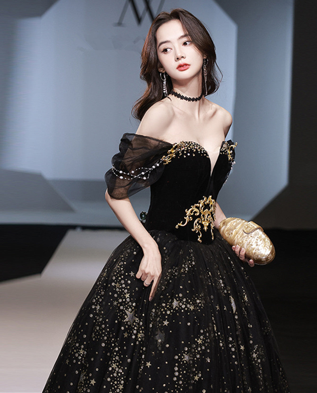 Vestido de fiesta negro de tul con escote en forma de corazón y cuentas y hombros descubiertos 
