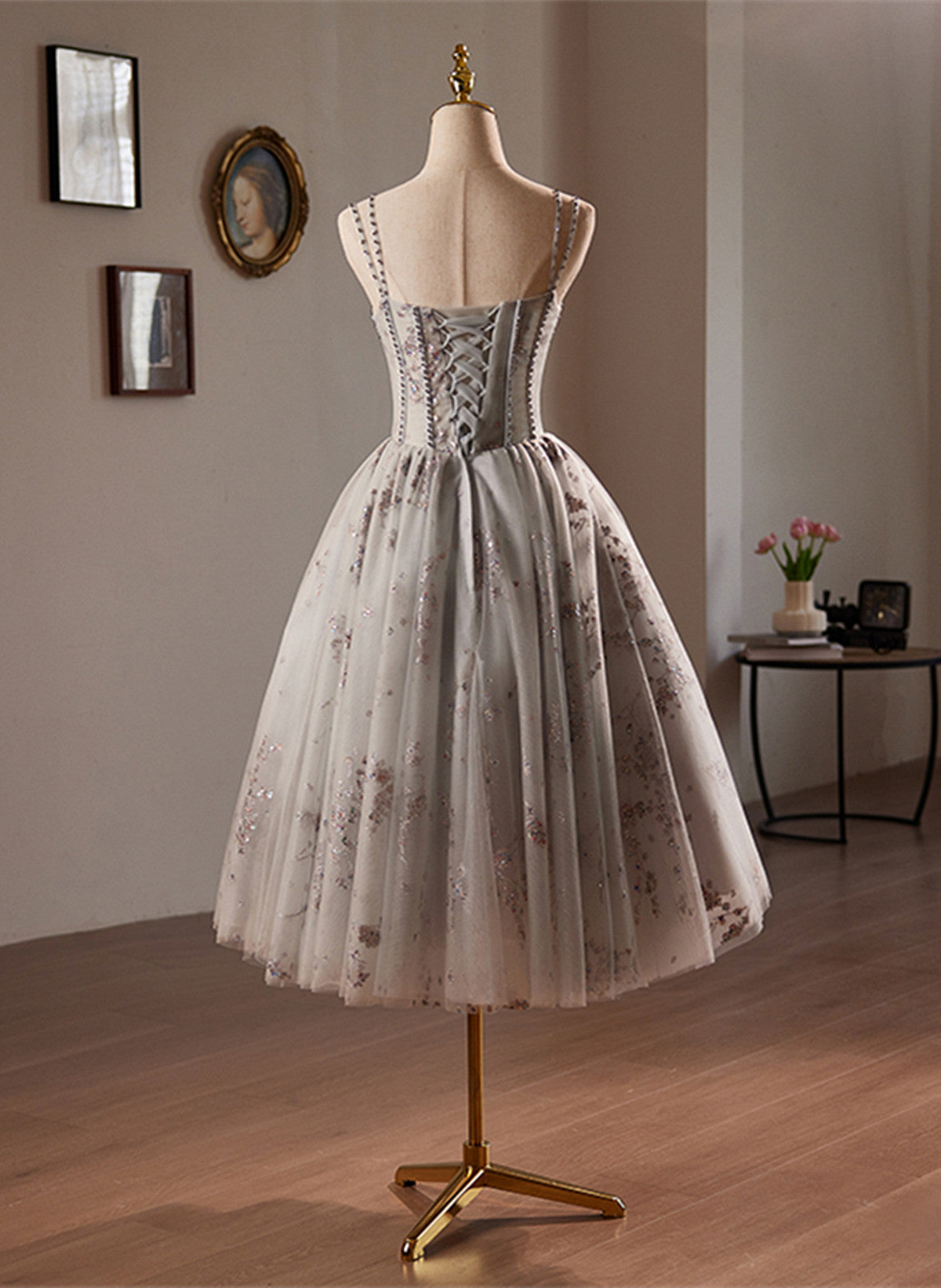 Vestido de fiesta gris con escote en forma de corazón de tul y tirantes con cuentas 