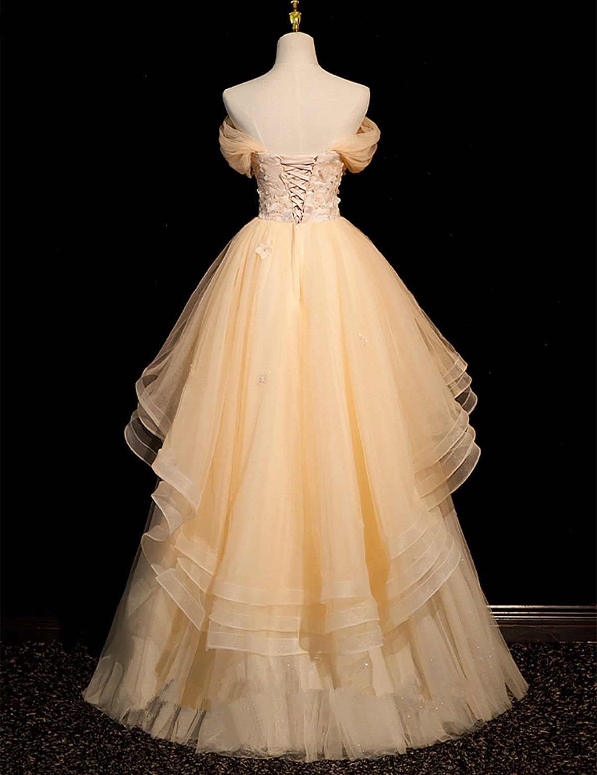 Lindo vestido de fiesta color champán claro con escote en forma de corazón y hombros descubiertos 
