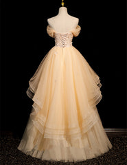 Lindo vestido de fiesta color champán claro con escote en forma de corazón y hombros descubiertos 