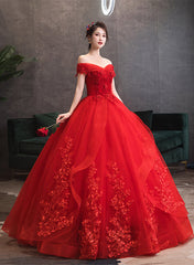 Vestido de fiesta rojo de tul con hombros descubiertos y apliques de encaje 