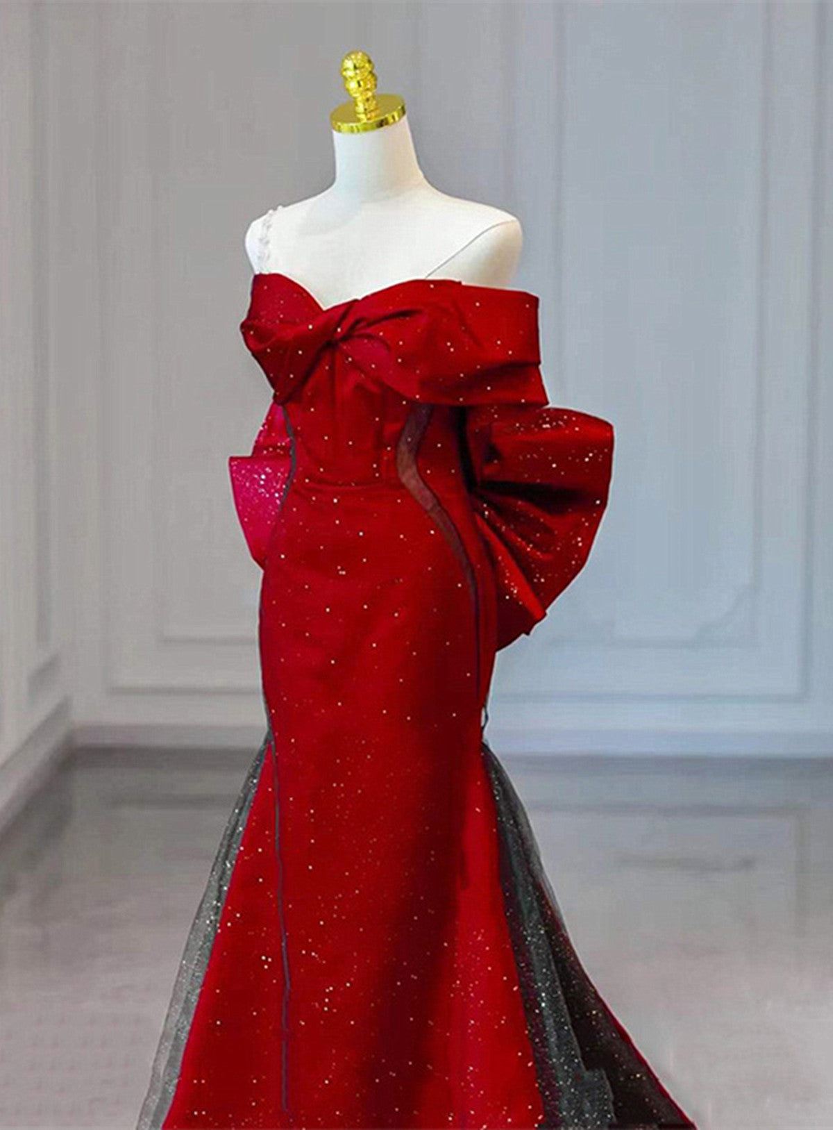 Vestido formal rojo y negro con escote en forma de corazón y hombros descubiertos 