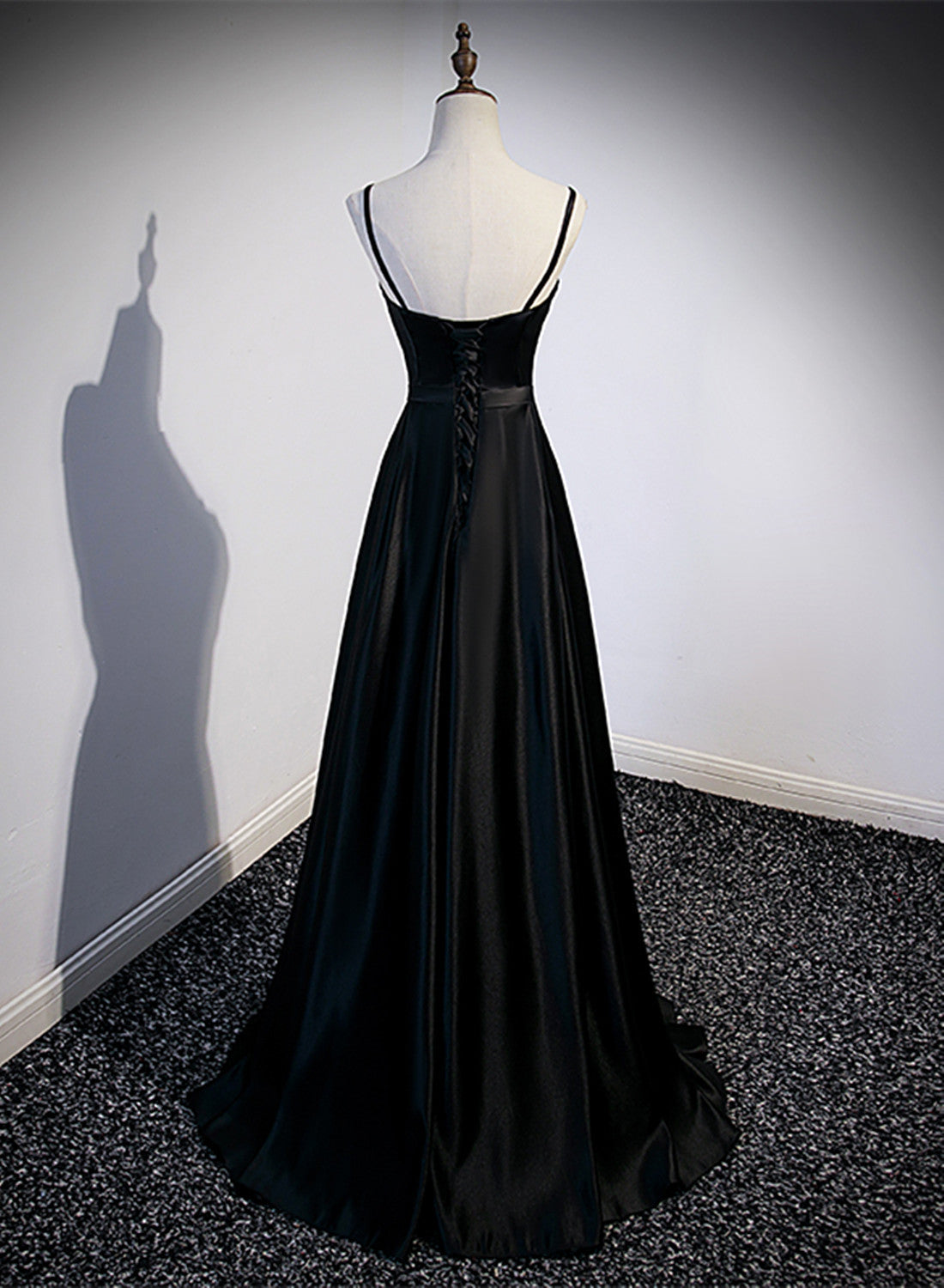 Vestido de fiesta largo con tirantes de satén negro 