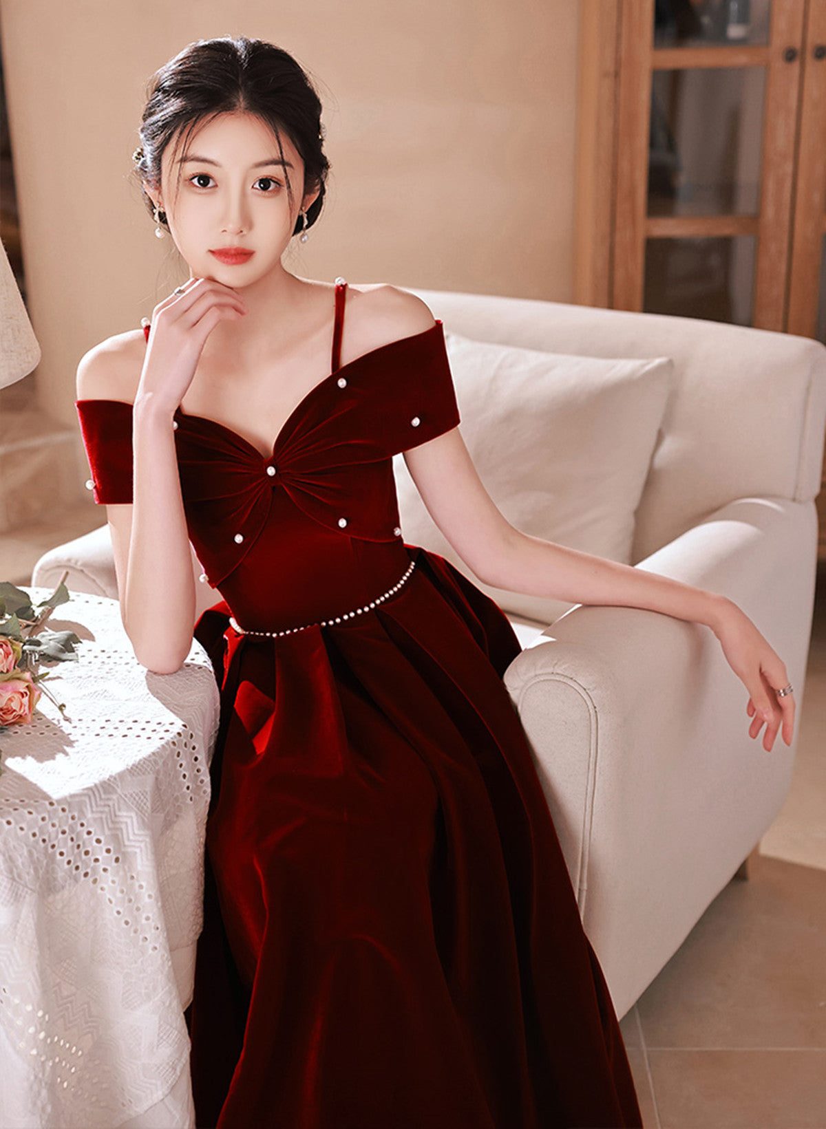 Vestido formal rojo vino con tirantes al descubierto y largo hasta la rodilla 