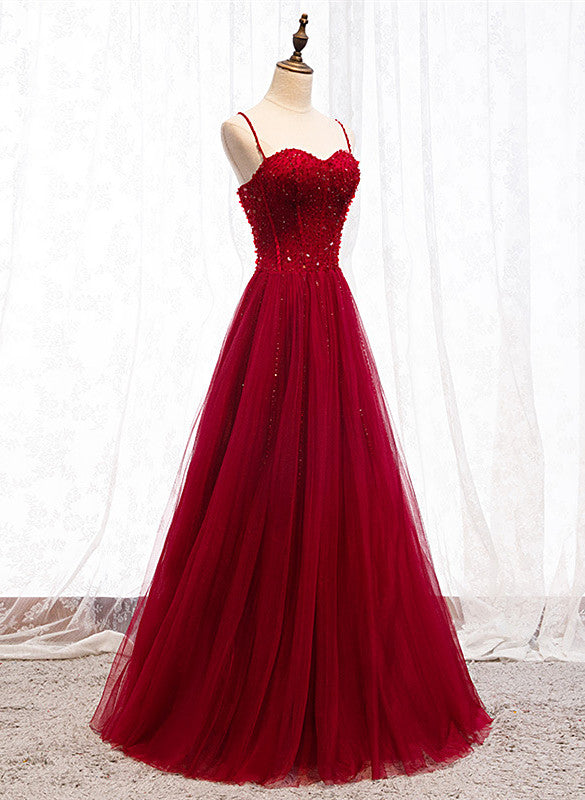 Vestido formal largo con tirantes en rojo oscuro y cuentas en forma de corazón